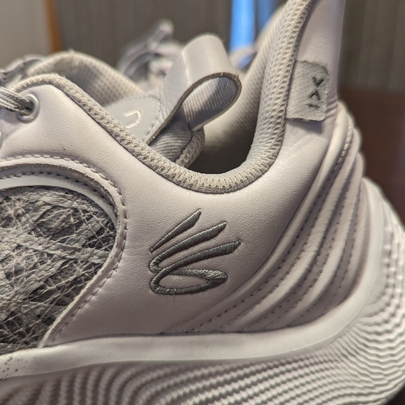 Curry 8 Flow, sz 11 W / 9.5 M - Picture 9 of 10